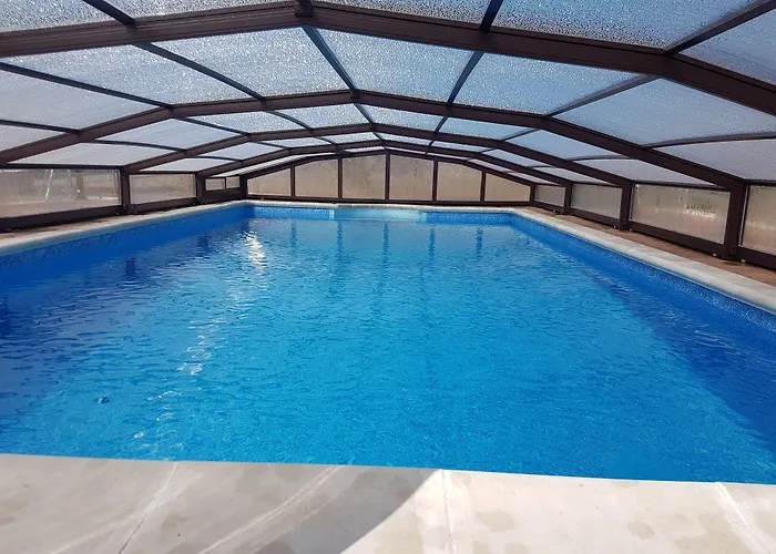 Puerta De Caderechas 度假居